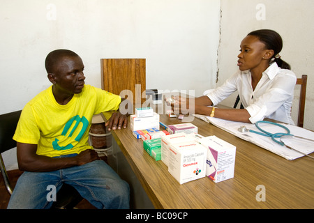 HIV AIDS-Berater mit einem Arbeiter im Büro einer Kokosnuss Verarbeitung Firma Quelimane Mosambik Stockfoto