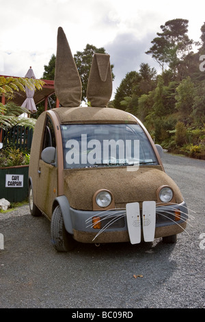 Auto gekleidet auszusehen wie ein Kaninchen, Top O The Dome Cafe, Waiwhiu, New Zealand. Stockfoto