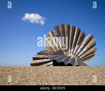 Die umstrittene Edelstahl Jakobsmuschel Skulptur von Maggi Hambling am Strand von Aldeburgh in Suffolk Stockfoto