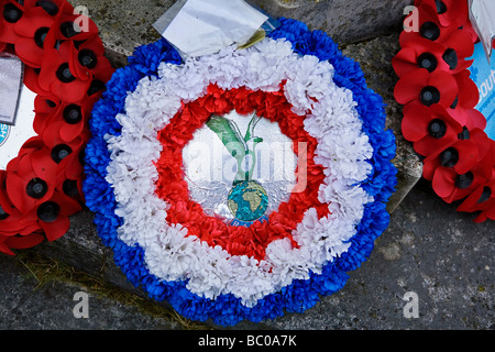 Rafa war Memorial Kranz am war Memorial in St Mary's Churchyard, Storrington, West Sussex, Großbritannien Stockfoto