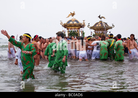 Miikoshi in den Ozean auf dem Kamakura-Festival Stockfoto