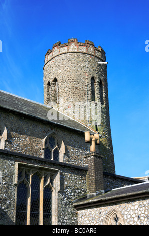 Sächsischen Rundturm der Kirche der Heiligen Maria am Roughton, Norfolk, Großbritannien. Stockfoto