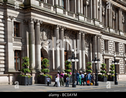Eine Gruppe von asiatischen Besucher außerhalb Glasgow City Chambers in George Square, Glasgow. Stockfoto