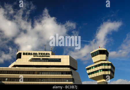 Kontrollturm und Hauptgebäude der Flughafen Berlin-Tegel Otto Lilienthal Deutschland Stockfoto