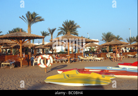 Kajaks Tretboote am Golden Beach Hilton Dahab Sinai Rotes Meer Ägypten Stockfoto