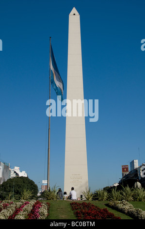 Obelisk von Buenos Aires, Plaza De La República & Argentinien Nationalflagge, Buenos Aires, Argentinien Stockfoto