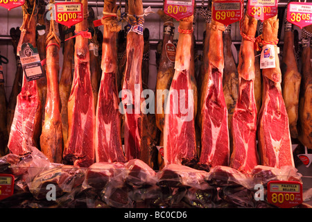 Schinken zum Verkauf La Boqueria Barcelona Catalunya Spanien Stockfoto