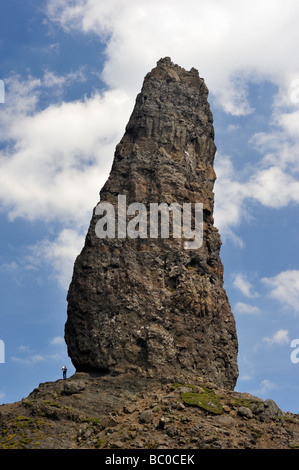 Walker am Fuße des Old Man of Storr. Trotternish, Isle Of Skye, innere Hebriden, Schottland, Vereinigtes Königreich, Europa. Stockfoto