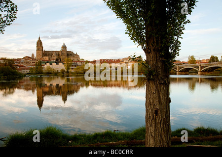 Rio Tormes y Vista de Salamanca Castilla León España Tormes Fluss und Blick auf Salamanca Castilla Leon Spanien Stockfoto