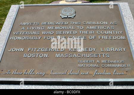 Gedenktafel außerhalb des John F Kennedy JFK Presidential Library und Museum in Boston Massachusetts aus der AmVets Stockfoto