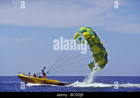 Parasailing-Boot. Gleitschirm, der kurz vor dem Start von einem rasenden Schleppboot steht. Stockfoto