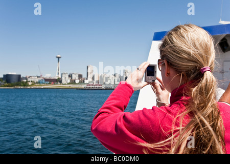 Junge Frau, die das Fotografieren von einem Boot aus Seattle WA USA Stockfoto