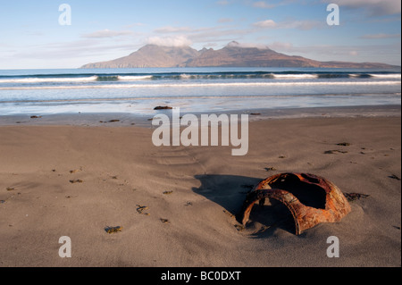 Ein Blick auf Rum aus Laig Bay, Insel Eigg, Inneren Hebriden, Schottland Stockfoto