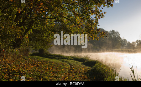 Herbstlichen Park und Teich Bank in den sonnigen Morgen Stockfoto