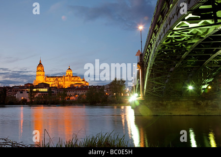 Rio Tormes y Vista de Salamanca Castilla León España Tormes Fluss und Blick auf Salamanca Castilla Leon Spanien Stockfoto