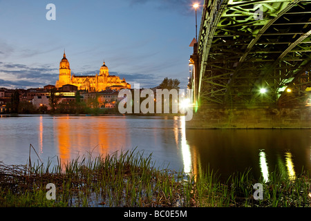 Rio Tormes y Vista de Salamanca Castilla León España Tormes Fluss und Blick auf Salamanca Castilla Leon Spanien Stockfoto