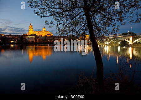 Rio Tormes y Vista de Salamanca Castilla León España Tormes Fluss und Blick auf Salamanca Castilla Leon Spanien Stockfoto