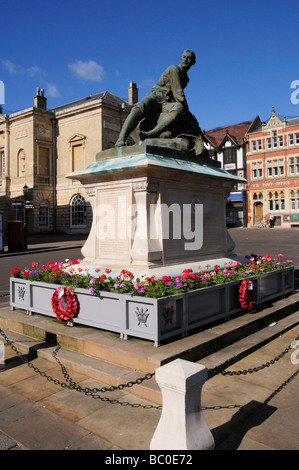 Kriegerdenkmal im Marktplatz Bury St Edmunds, Suffolk England UK Stockfoto
