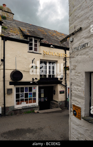 POLPERRO, CORNWALL - 07. JUNI 2009: Hübscher Pub im Dorf Stockfoto