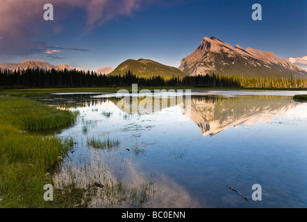 Mount Rundle über Lake Vermillion Banff Alberta Kanada Stockfoto