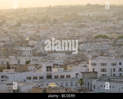 TUNIS, TUNESIEN. Ein Abend-Blick über die Innenstadt. 2009. Stockfoto