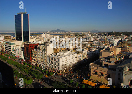 TUNIS, TUNESIEN. Einen erhöhten Blick auf Avenue Bourguiba und die Innenstadt von Tunis mit der Hotel-Afrika auf der linken Seite. Stockfoto