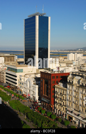 TUNIS, TUNESIEN. Avenue Bourguiba im Zentrum Stadt mit der monolithischen Hotel Afrika dominieren das Bild. 2009. Stockfoto