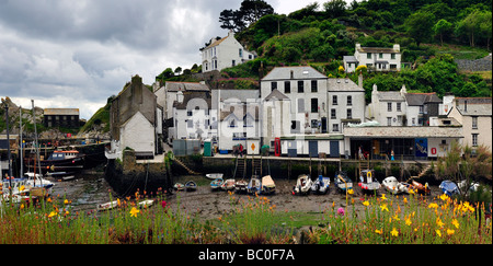 POLPERRO, CORNWALL 07. JUNI 2009: Blick auf das Dorf entlang der Hafenfront Stockfoto