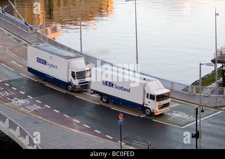 Zwei BBC Schottland Lastwagen überqueren zuzukneifen überbrücken glasgow Stockfoto