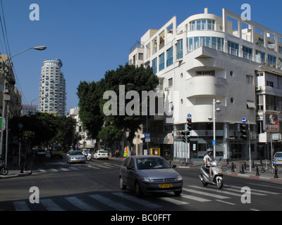 Ein renoviertes Gebäude, das in den 1930er Jahren in Bauhaus Architektur Stil wurde mit geschwungenen Fassade in der Ben Yehuda Street Downtown Tel Aviv Israel gebaut Stockfoto