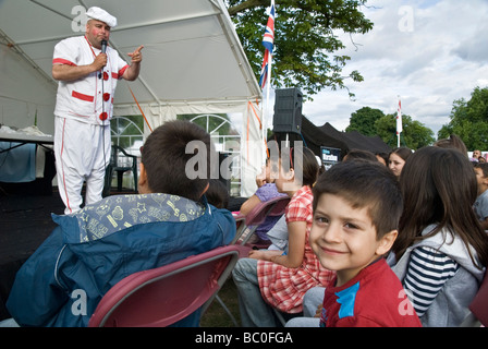 TÜRKISCHE KOMIKER UNTERHALTSAM DIE TÜRKISCHEN KINDER IM CLISSOLD PARK Stockfoto