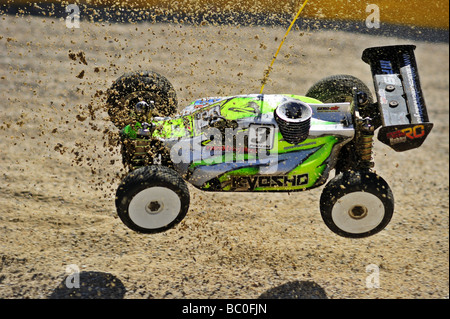 Aktion erschossen von einem ferngesteuerten Buggy Rennen bei den Europameisterschaften. Bewegungsunschärfe zeigt die Geschwindigkeit, dass es unterwegs ist. Stockfoto