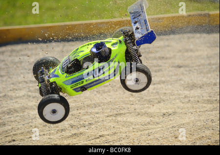 Aktion erschossen von einem ferngesteuerten Buggy Rennen bei den Europameisterschaften. Bewegungsunschärfe zeigt die Geschwindigkeit, dass es unterwegs ist. Stockfoto