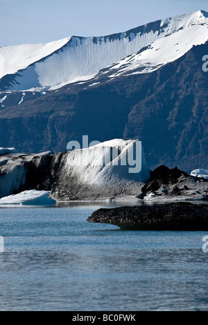 Weckte schwebend in blauen Gletscherlagune Jökulsárlón, in Island Stockfoto