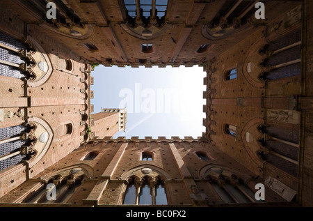 Innenhof des Palazzo Publico in Siena, Blick nach oben auf den Torre del Mangia Stockfoto