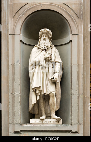 Statue von Leonardo Da Vinci im Innenhof der Galerie der Uffizien, Florenz, Italien Stockfoto