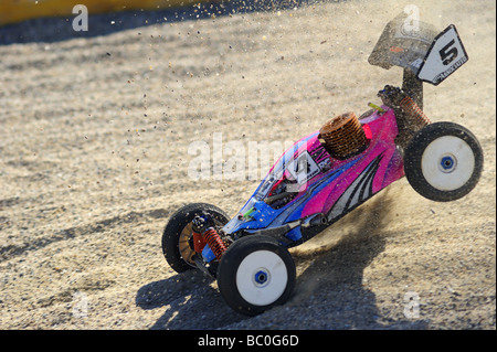 Aktion erschossen von einem ferngesteuerten Buggy Rennen bei den Europameisterschaften. Bewegungsunschärfe zeigt die Geschwindigkeit, dass es unterwegs ist. Stockfoto