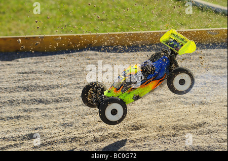 Aktion erschossen von einem ferngesteuerten Buggy Rennen bei den Europameisterschaften. Bewegungsunschärfe zeigt die Geschwindigkeit, dass es unterwegs ist. Stockfoto