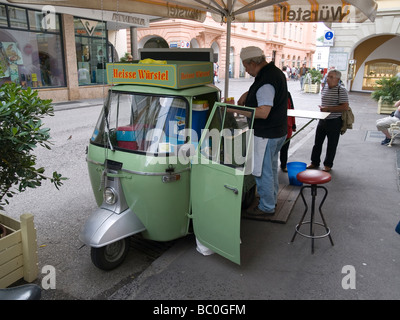 Eine Straße Verkäufer Verkauf von Wurstwaren aus einer Vespa motor Dreirad in Morano in einer deutschsprachigen Teil Italiens Stockfoto