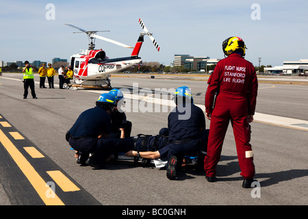 Luft Rettungshubschrauber @ emergency Responders Spezialoperationen training mit CAL FIRE, California Highway Patrol, AMR & EMT Stockfoto