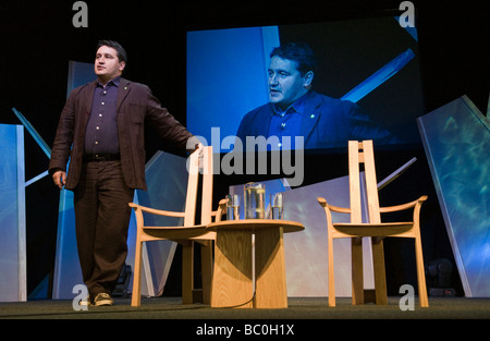 Peter Florenz Direktor und Mitbegründer von Hay-Festival auf der Bühne Hay Festival 2009 im Bild Stockfoto