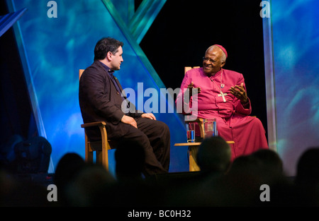 Südafrikanische Kleriker und Aktivist The Most Reverend Desmond Tutu im Gespräch mit Peter Florenz auf der Bühne Hay Festival 2009 Stockfoto
