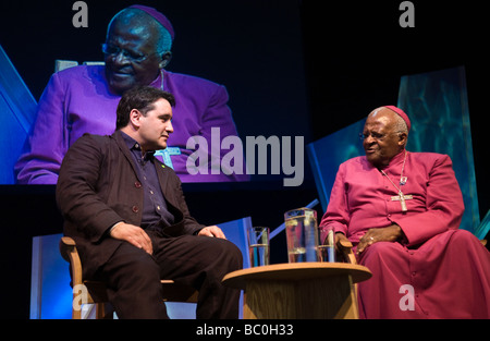 Südafrikanische Kleriker und Aktivist The Most Reverend Desmond Tutu im Gespräch mit Peter Florenz auf der Bühne Hay Festival 2009 Stockfoto