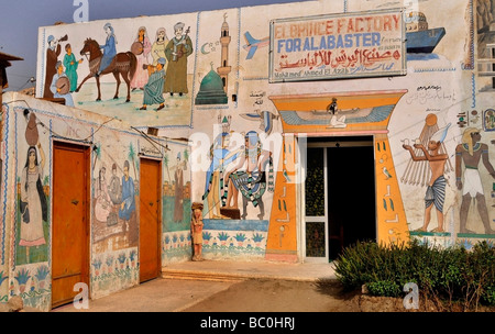 Senmut Alabaster Factory Hajj Haus in Gurna Luxor traditionelle Volkskunst Wandmalereien, arabische Kalligraphie und religiöse Symbole pilgern nach Mekka. Stockfoto