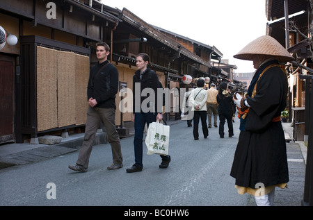 Ausländische Touristen vorbeigehen ein Mönch auf Sannomachi Straße in der alten Stadt Bezirk von Takayama Stadt in der Präfektur Gifu, Japan Stockfoto