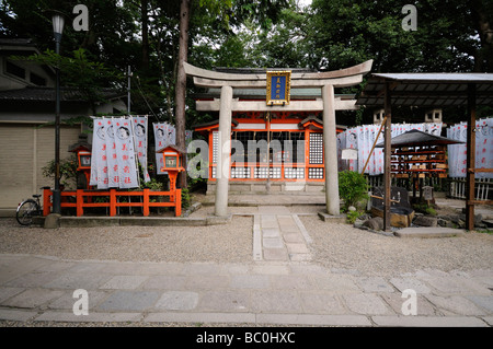 Stein-Torii und kleinen Schrein. Yasaka-Shinto-Schrein Komplex. Kyoto. Kansai. Japan Stockfoto