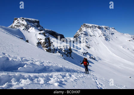 Skifahrer Ascening Tierhoeri Berg mit Steghorn Und Wildstrubel, Berner Alpen Stockfoto