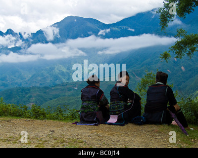 Drei Frauen aus Dao Minderheit Sit und Aussichtspunkt Blick über Tal Sapa Vietnam JPH0233 Stockfoto