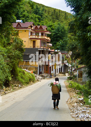 Person von Dao Minderheit führt Lieferungen zu nahe gelegenen Dorf von Sapa Vietnam JPH0238 Stockfoto