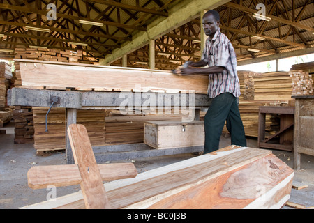 Die HIV-AIDS-Krise führte ein Sägewerk, Särge Quelimane Mosambik zu machen Stockfoto